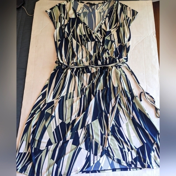 BANANA REPUBLIC GREEN WHITE & BLACK ABSTRACT SAFARI STYLE WRAP DRESS SIZ… - Picture 11 of 13